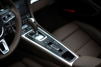 「ポルシェ911ターボ カブリオレ」のトランスミッションは、7段PDKのみ。伝統的なMTは用意されない。