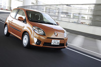 ボディサイズを先代と比べると、全長で170mm、全幅で25mmの拡大を見た。ただし、14年前よりはるかに念入りに衝突安全対策が施されていることを思えば、最小限のボディ拡大ともいえる。ユーロNCAPで4つ星の評価を獲得しつつ、車重を1トン以下に抑えたのは立派だ。
