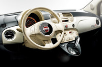 日本仕様は、右ハンドルとなる。