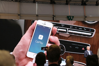 メルセデス・ベンツのプレスブリーフィングでアップルCarPlay対応について触れるダイムラーのツェッツェ会長。