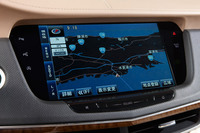 
	インフォテインメントシステム「CUE」は、「Apple CarPlay」などのモバイル端末との連携機能に対応。後付けのカーナビゲーションシステムは、ホームボタンを長押しして機能を呼び出す。
	