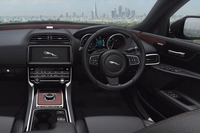 ジェットのインテリアカラーに、グロスフィギュアドエボニーウッドパネルのインテリア。ステアリングホイールヒーターも備わる。