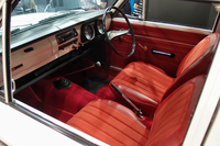 初代「カローラ」のインテリア。シートやカーペットが「アポロ・レッド」と名付けられた赤で彩られている。