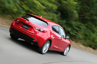 スポーティーさを強調する「XD」では、リアバンパー下部がピアノブラック塗装される。