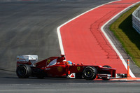 予選でタイヤをあたため切れず、不本意な9位に終わったフェラーリのアロンソ。ロメ・グロジャンのペナルティーで8番グリッドに繰り上がったが、偶数グリッドは走行ラインの外でスタートに不利だった。そこでチームは6番グリッドのフェリッペ・マッサにわざとギアボックス交換のグリッド降格ペナルティーを受けさせ、アロンソを7番グリッドに“移動”。レースではこの策が奏功しスタートで4位に、ウェバーのリタイアで3位に上がりそのままゴール。何とか次の最終戦までタイトル獲得の望みをつなげた。（Photo=Ferrari）