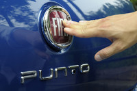 フロント同様、リアにも大きなフィアット印のエンブレム。ハッチゲートを開くための、ロック解除ボタンになっている。