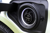 左側のフロントフェンダーパネルに設置された充電口。普通充電により、約3時間でバッテリーを満充電にできる。