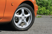 
    1998年式「RS」のタイヤサイズは195/50R15。後期モデルには205/45R16サイズのタイヤが装着された。
    