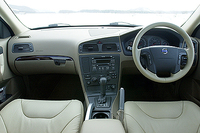 テスト車は、「XC70 2.5T」専用のパッケージオプション、「ベーシックパッケージ」を装着。「ルビーレッドパール」のボディカラーには、「ライトサンド」という淡いベージュの内装色が組み合わされる。