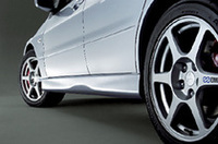 
	17インチアルミホイールには、ENKEI製6本スポーク。4本合計で3.2kgの軽量化が図られた
	 