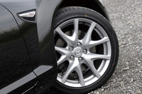 タイヤサイズは225/45R18。テスト車はブリヂストン・ポテンザRE050Aを装着。