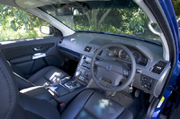 XC90オーシャンレースリミテッドの内装
	【XC90の特別仕様・装備】
	特別専用色［オーシャンブルーパール］／バンパー＆フェンダーカラー／専用シルバーカラー・ドアモールディング／専用エンブレム／専用ドアシルカバー／専用ルーフレール／専用ボディ同色ドアミラーキャップ／専用ボディ同色ドアハンドル／バイ・キセノンヘッドライト／18インチアルミホイール［Atlantis］／ZFサーボトロニック速度感の牛木パワーステアリング／チルトアップ機構付電動ガラスサンルーフ／専用ブルートーン・アルミニウムパネル／専用キーリング／本革巻ステアリングホイール
	 