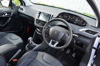 インテリアの様子。ダッシュボード両端のエアアウトレットは、猫の目がデザインモチーフになっているという。
    