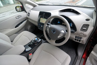 2段式のメーターを備えるインテリア。細身の上段メーターには、速度やエコインジケーターが表示される。