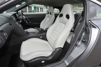 一方、装備が充実した「Premium edition」には、「パールスエード」と本革を組み合わせた専用シートが付く。掛け心地はシリーズで一番ソフト。