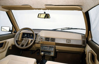 「シトロエンBX 14 RE」（1982年）。プラスチックをプラスチックとして見せる潔さよ。