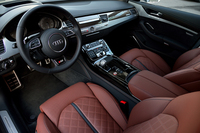 スポーティーに演出された「S8」のインテリア。