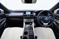 人とクルマの一体感を念頭にデザインしたというコックピット。トランスミッションはシフトパドル付きの8段ATのみとなる。