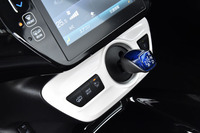 シフト操作は「プリウス」と同じバイワイヤ方式。シフトレバーの左側には、走行モードの選択スイッチが並ぶ。