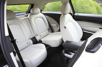 リアシートはセパレートタイプの2人乗り。5：5の分割可倒機構が備わっている。
    