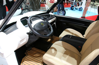 ウオータープルーフのキャビン。フローリングを模したフロアマットがイカす。