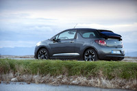 オープン化されても、その出で立ちはまごうことなき「DS3」。シャークフィン（サメのひれ）と呼ばれるBピラーなど、ユニークなディテールはしっかり引き継がれている。