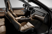 「XC90」のインテリア。さらなる豪華さが追求されているが、人を中心にデザインする「Designed Around You」コンセプトは従来のボルボと変わらない。
    