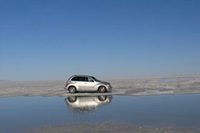 「SOLT FLATS BONNEVILLE」。ご存知、地上スピードの世界記録にチャレンジする聖地だ。ご覧のように見渡す限り白い塩。多少の小さな凸凹はあるが、水が引いたあとは基本的に水平。