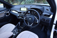 「X1 xDrive25i xライン」のインストゥルメントパネルまわり。内装色は標準モデル、xライン、「Mスポーツ」ともに、ブラックのみの設定となっている。