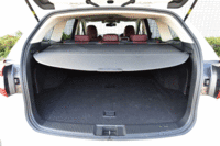 荷室の容量は、5人乗車時で522リッター。後席の背もたれを前方に倒すことで、さらに拡大できる。（画像をクリックすると荷室のアレンジが見られます）