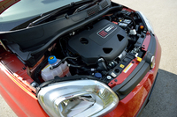 「ツインエア」と呼ばれる875ccの2気筒ターボエンジンは、「フィアット500」にも搭載されるもの。低燃費と高出力の両立がうたわれる。
    