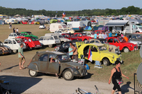 ポーランドの古都トルンの飛行場で開催された、第21回「インターナショナル・ミーティング・オブ2CVフレンズ」（2015年7月28日～8月2日）。