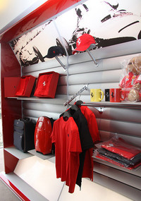 バーカウンターもある3階のラウンジに設けられた、オフィシャルグッズ・コーナーの一部。