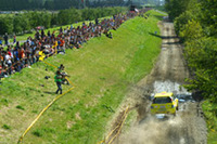 観客の目の前をラリーマシンが駆け抜けるスーパーSS