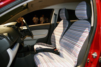 「M」グレードにマルチストライプ柄のシートカバーを装着したところ。