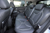 十分な広さを備えた後席空間。折りたたみ式のテーブルが用意される。