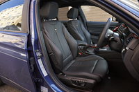 前席は、電動調節式サイドサポートの付いたスポーツシート。シートヒーターも備わる。
    