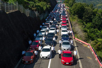 これだけの数の同車種が道路を埋め尽くすシーンは、そうそう見られるものではない。