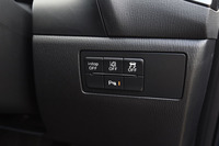 「15XD Lパッケージ」ほか上級グレードは、安全装備も充実している。写真は、車線の逸脱を防止する機能などのオン／オフスイッチ。