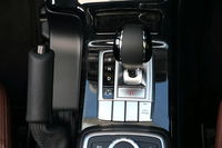 シフトセレクターはセンターコンソールに配置。その手前にはローレンジのスイッチが備わる。
    