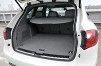 荷室容量は、通常で580リッターを確保し、リアシートを倒すことで1780リッターまで拡大する。