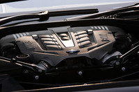 新型7シリーズには、3リッター直6ツインターボエンジン搭載の「740i」と4.4リッターV8ツインターボの「750i」、それぞれのロングホイールベース仕様「740Li」「750Li」の計4タイプが設定される。750i系の10・15モード燃費は、6.6km/リッター。
