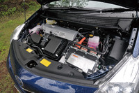 1.8リッターエンジンとモーターを組み合わせた、プリウスと基本的に共通のハイブリッドシステム。10・15モード燃費は31.0km/リッター。