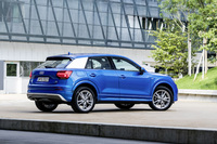 「ブレード」と呼ばれるCピラーのパネルは、ボディー同色が基本。グレードにより、アイスシルバー（写真）やマンハッタングレーの仕上げとなる。