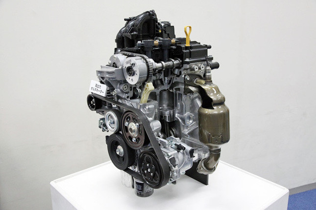 新型「スズキ・ワゴンR」のエンジン。さまざまな新技術との組み合わせで、最高28.8km/リッター（JC08モード）の燃費を実現する。