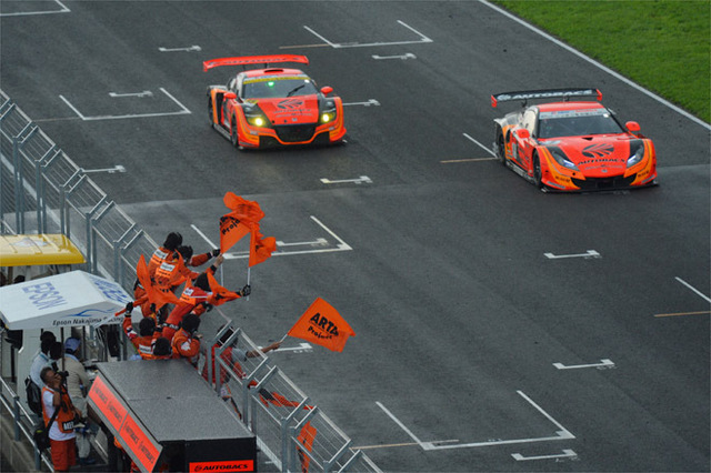 ARTA、波乱のレースで2階級制覇【SUPER GT 2013】 【ニュース】 - webCG