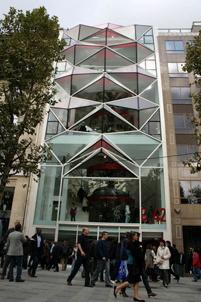 第11回 シャンゼリゼに ガラスの折り紙 が出現 シトロエンの新ショールームオープン マッキナ あらモーダ Webcg