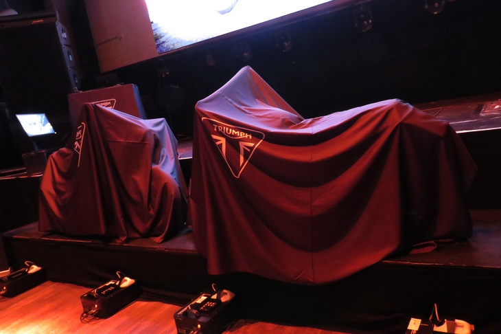 アンベールを待つステージ前の2台の「スピードツイン」。