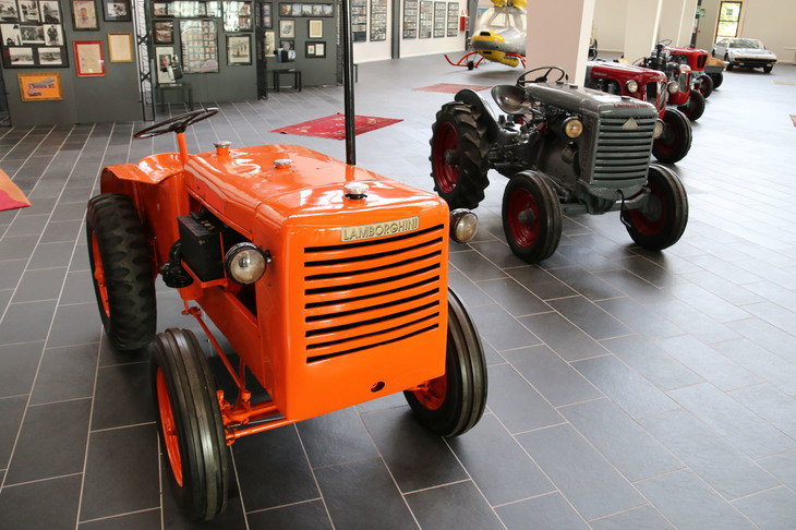 ボローニャ県フーノにあるフェルッチョ・ランボルギーニ博物館に展示された歴代トラクター。手前はフェルッチョが最初に手がけた「カリオカ」（1947年）。