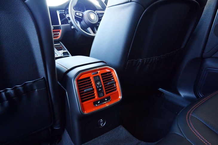 リアのエアコン吹き出し口もオレンジ色。その下にはUSBソケットがレイアウトされている。